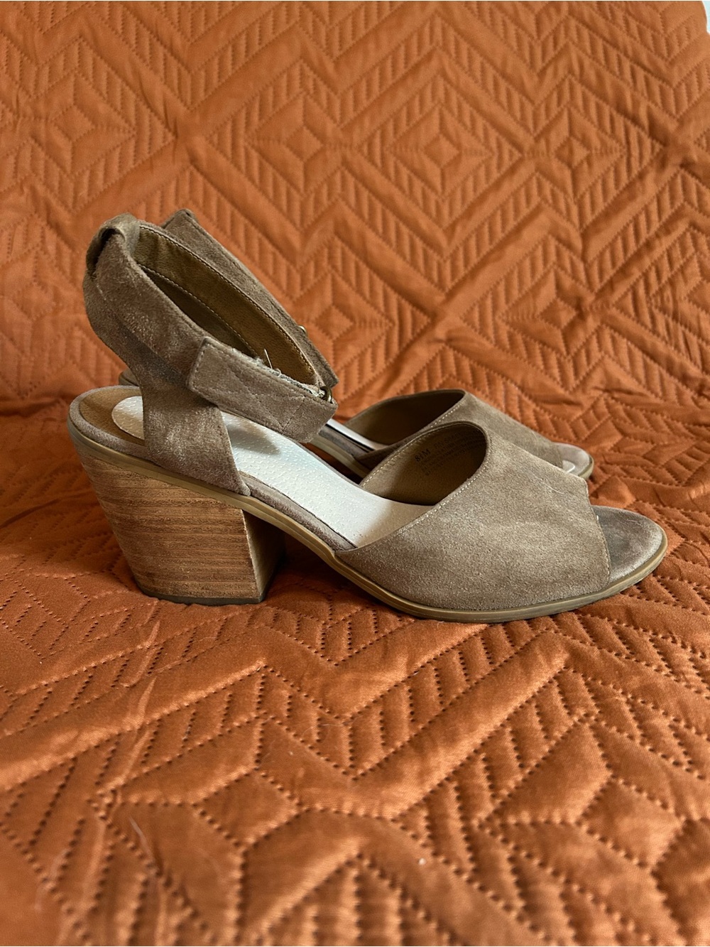 Susina Block Heel Sandals Open Toe Ankle Strap Tan Suede Leather | Size 8.5